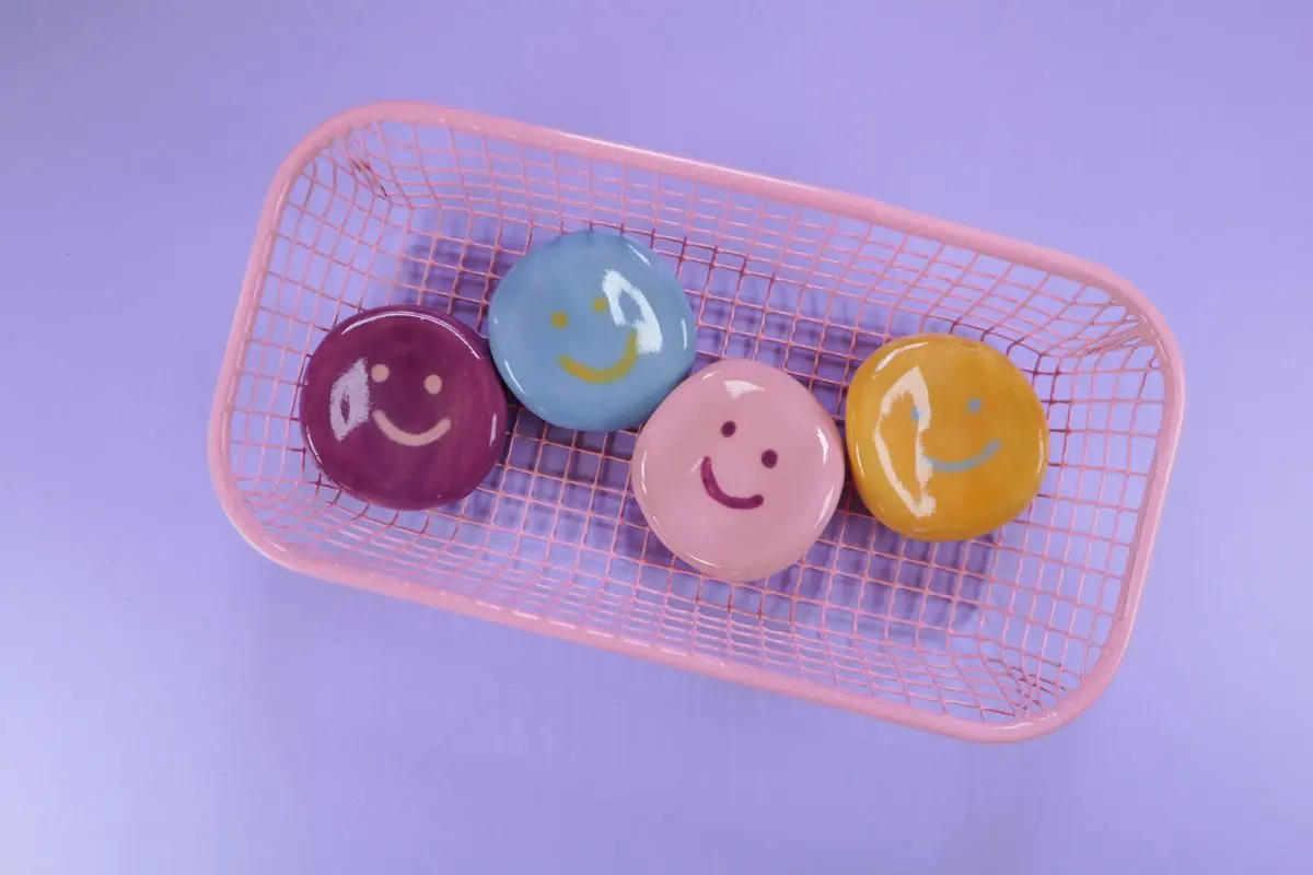 Doudous smileys dans un panier rose