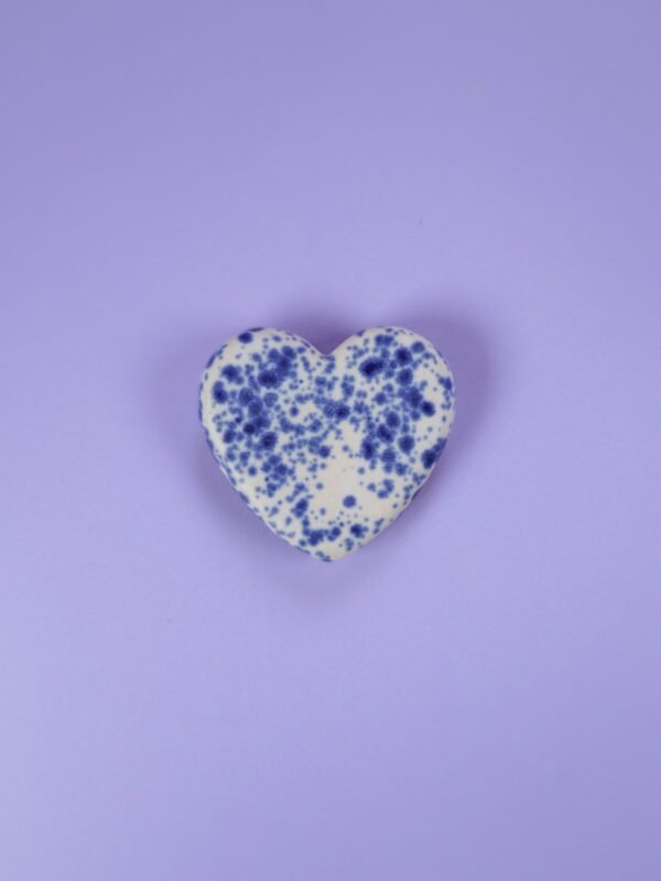 Cœur de pouce Moucheté bleus — pierre d'apaisement en céramique artisanale