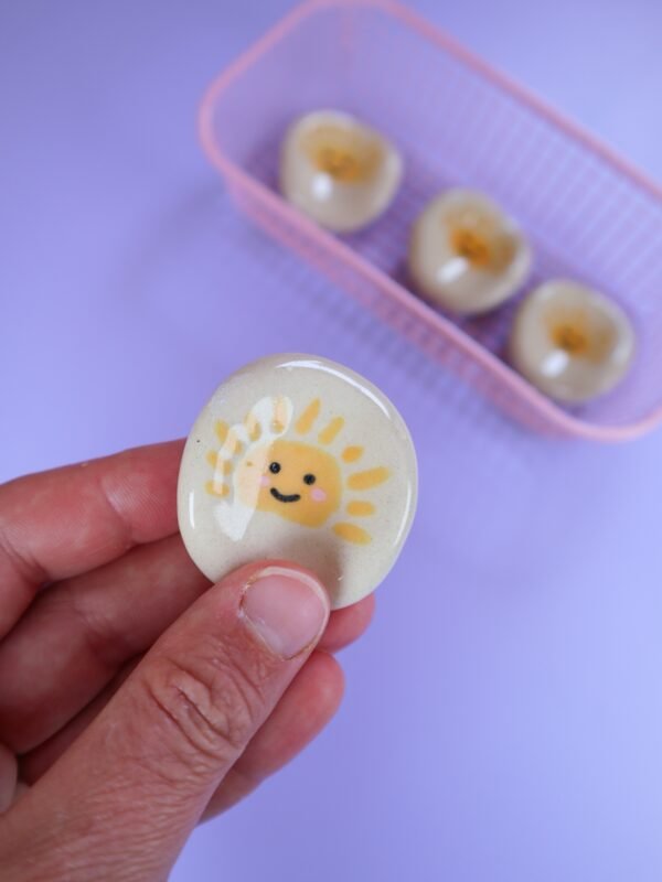 Doudou de pouce Bébé soleil — pierre d'apaisement en céramique artisanale